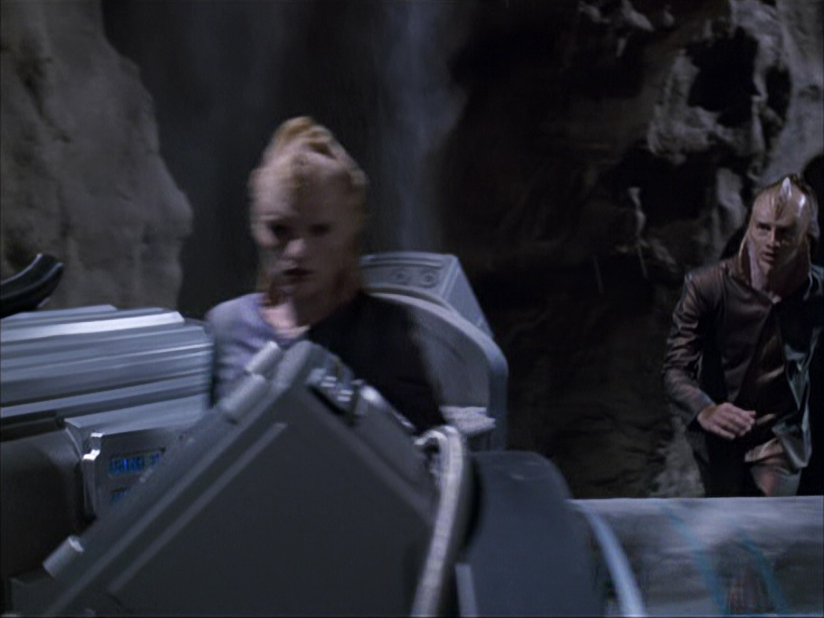 extant_StarTrek_VOY_6x07-DragonsTeeth_00063.jpg