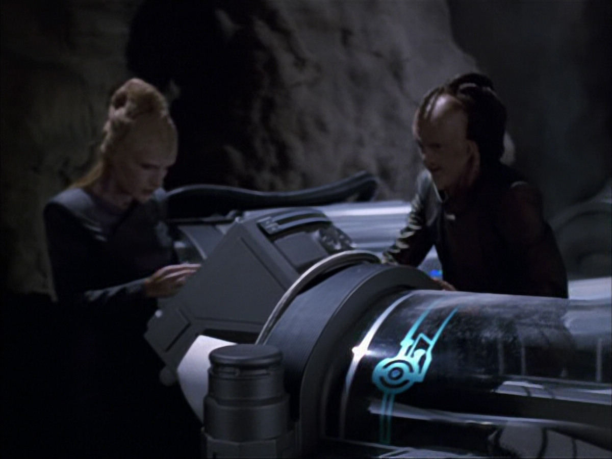 extant_StarTrek_VOY_6x07-DragonsTeeth_00065.jpg