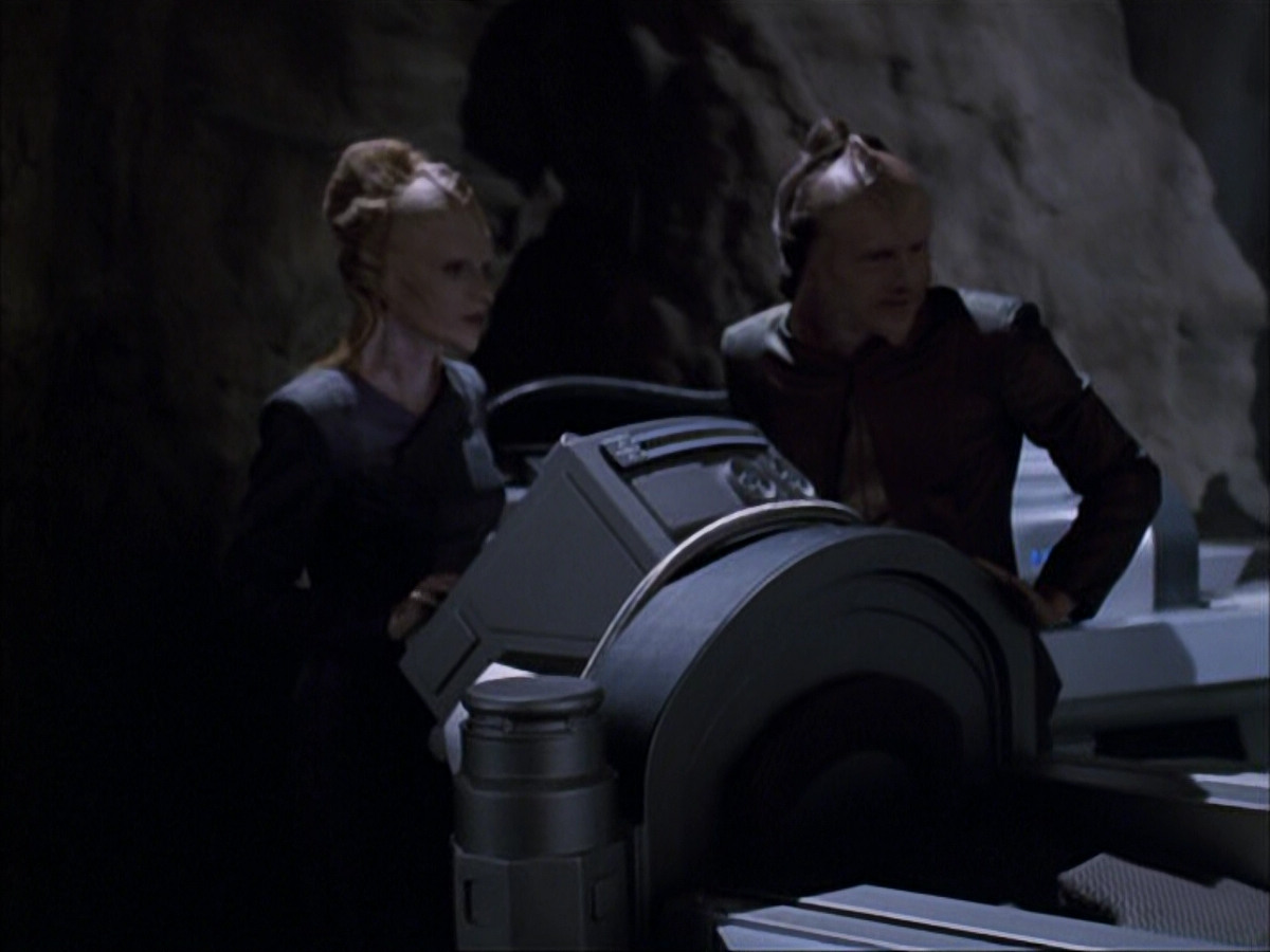 extant_StarTrek_VOY_6x07-DragonsTeeth_00067.jpg