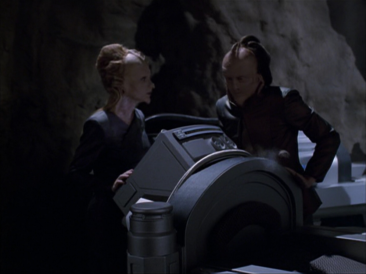 extant_StarTrek_VOY_6x07-DragonsTeeth_00068.jpg