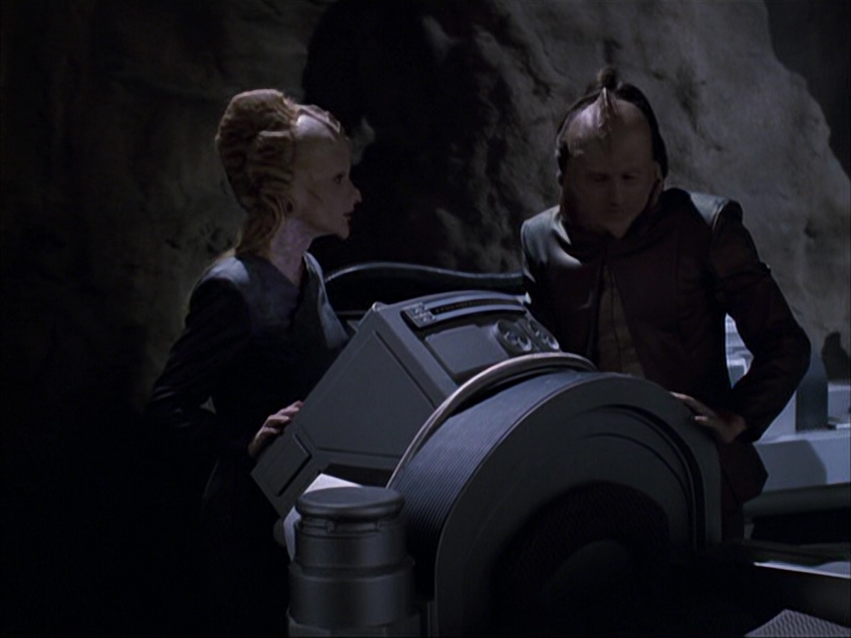 extant_StarTrek_VOY_6x07-DragonsTeeth_00069.jpg