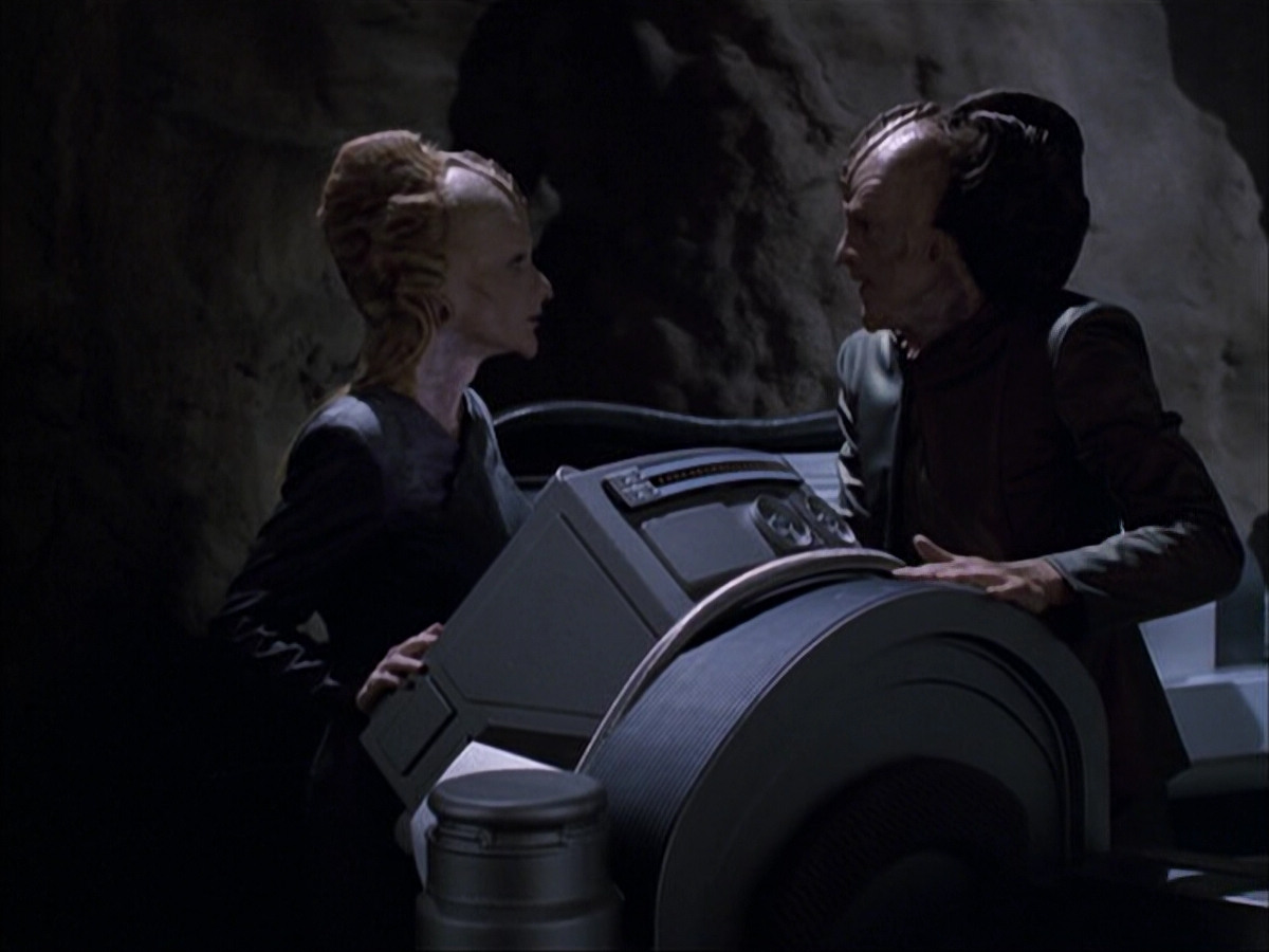 extant_StarTrek_VOY_6x07-DragonsTeeth_00070.jpg