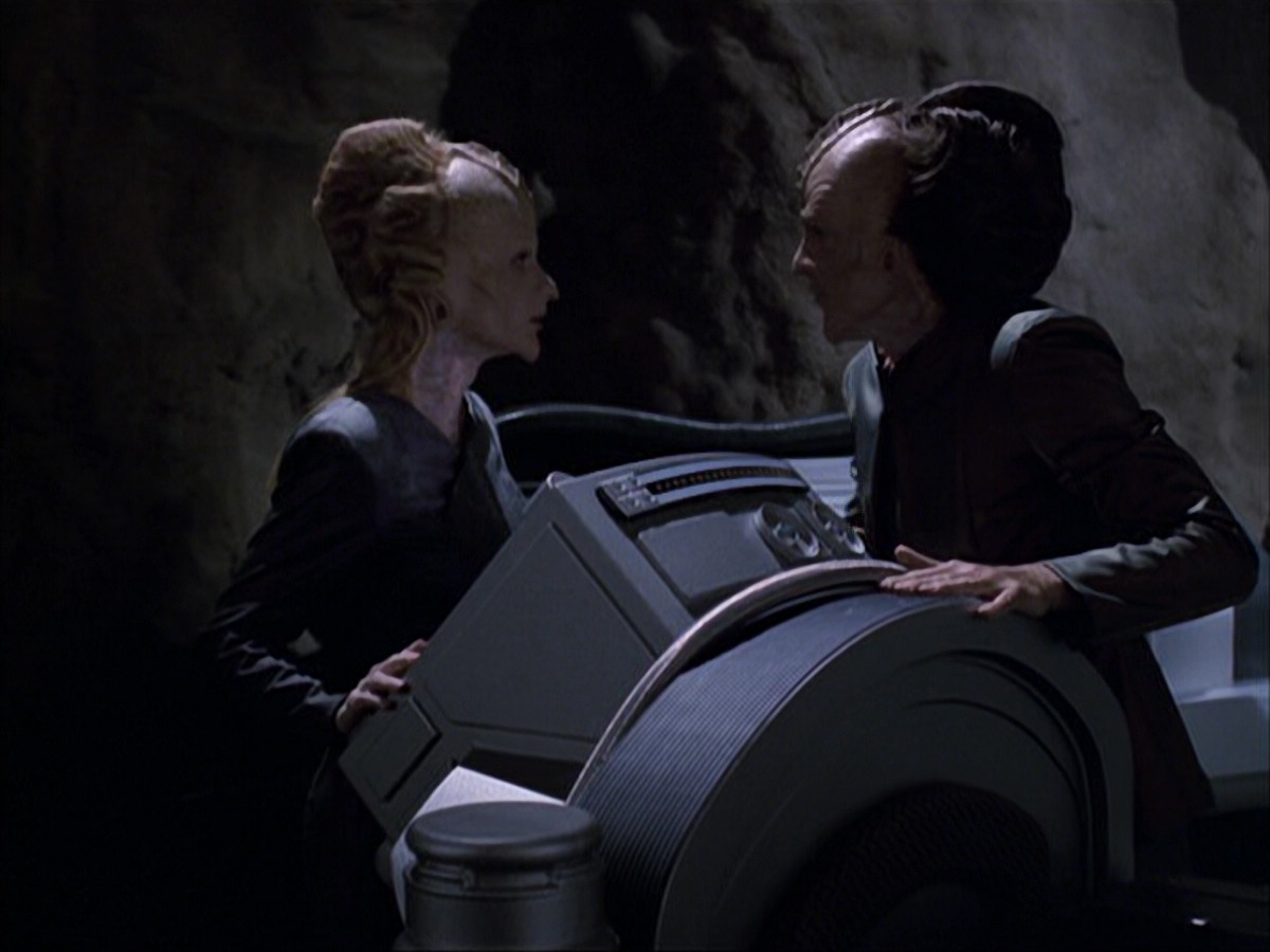 extant_StarTrek_VOY_6x07-DragonsTeeth_00071.jpg