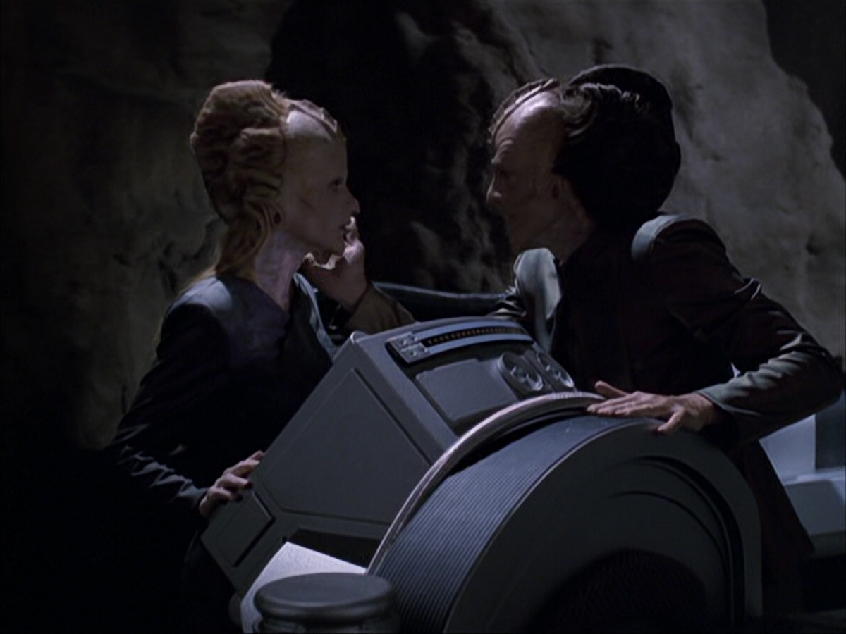 extant_StarTrek_VOY_6x07-DragonsTeeth_00072.jpg