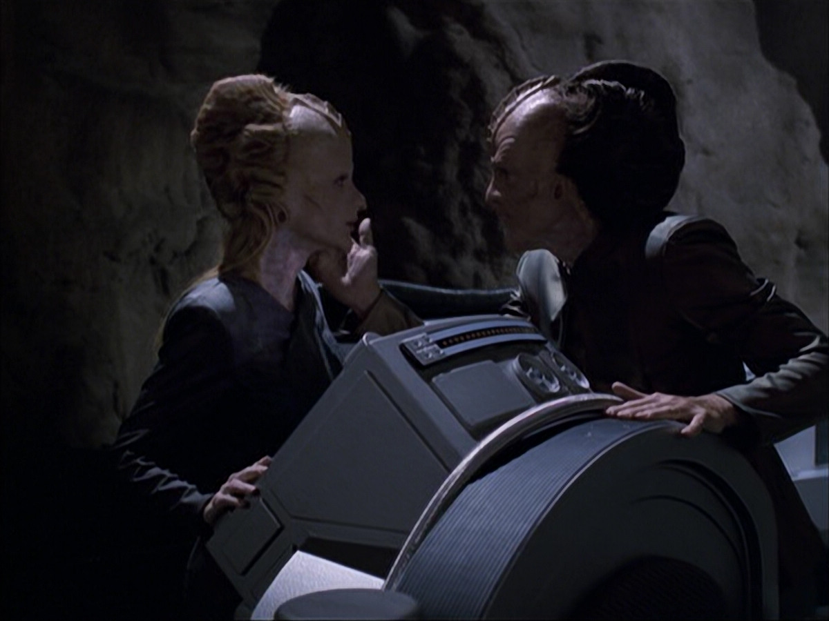 extant_StarTrek_VOY_6x07-DragonsTeeth_00073.jpg