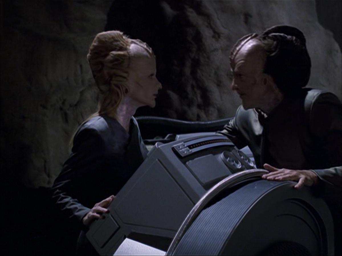 extant_StarTrek_VOY_6x07-DragonsTeeth_00074.jpg