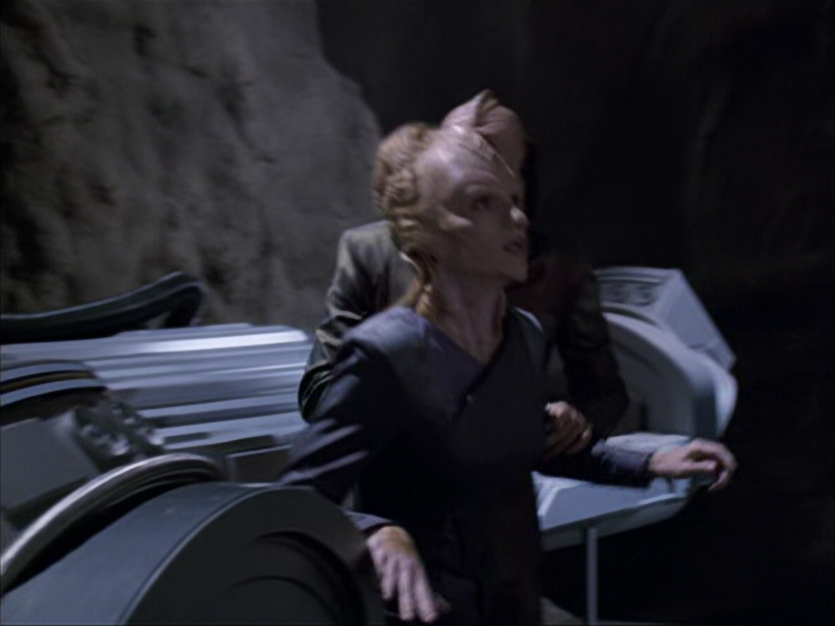 extant_StarTrek_VOY_6x07-DragonsTeeth_00076.jpg