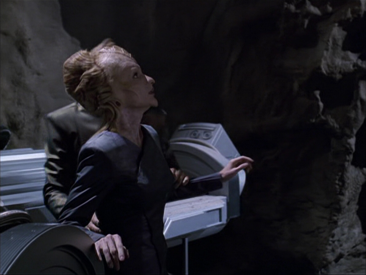 extant_StarTrek_VOY_6x07-DragonsTeeth_00077.jpg