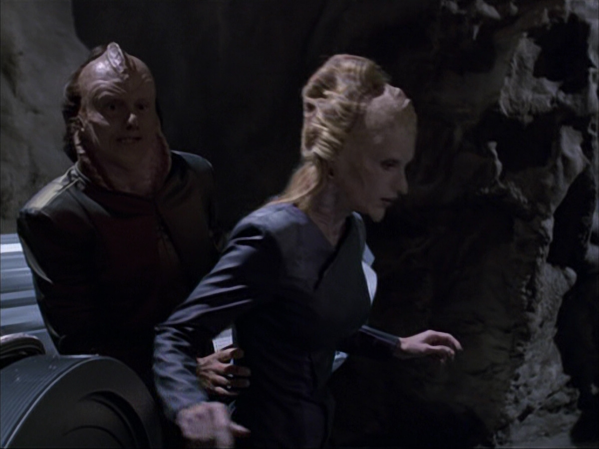 extant_StarTrek_VOY_6x07-DragonsTeeth_00078.jpg