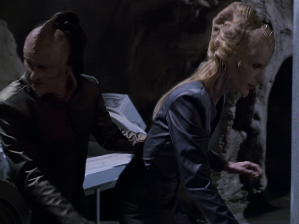 extant_StarTrek_VOY_6x07-DragonsTeeth_00079.jpg