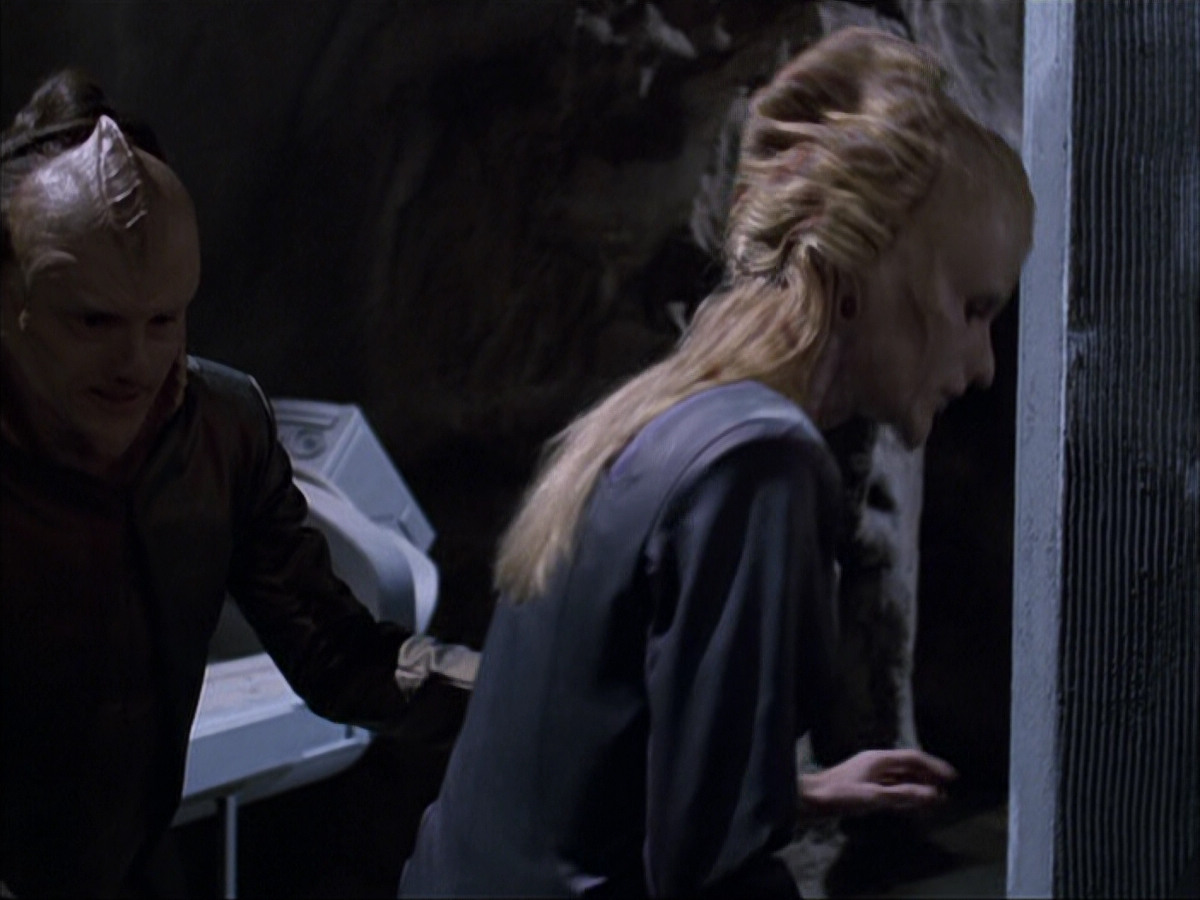 extant_StarTrek_VOY_6x07-DragonsTeeth_00080.jpg