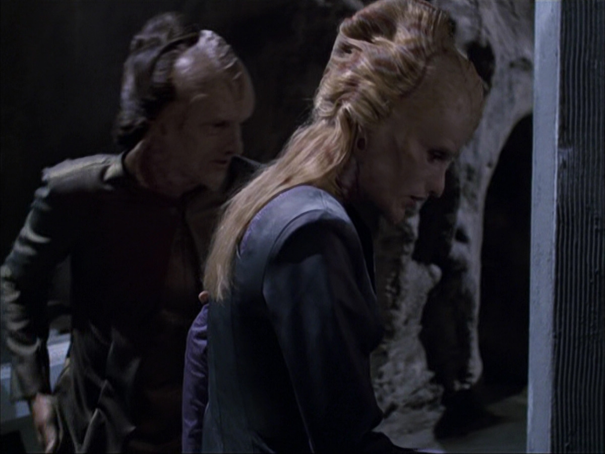 extant_StarTrek_VOY_6x07-DragonsTeeth_00081.jpg