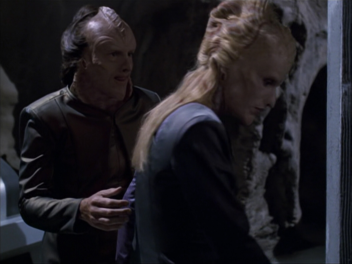 extant_StarTrek_VOY_6x07-DragonsTeeth_00082.jpg