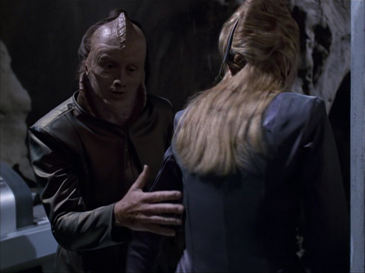 extant_StarTrek_VOY_6x07-DragonsTeeth_00083.jpg