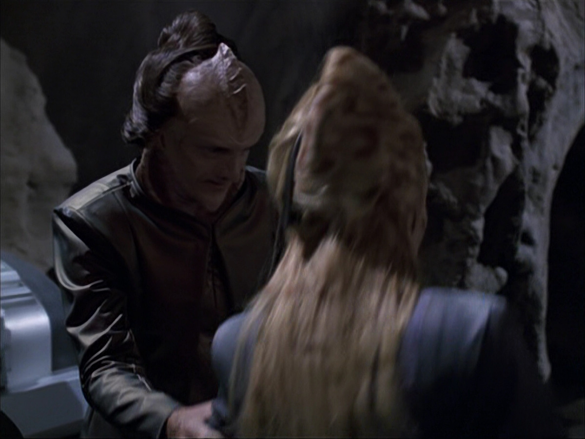 extant_StarTrek_VOY_6x07-DragonsTeeth_00084.jpg
