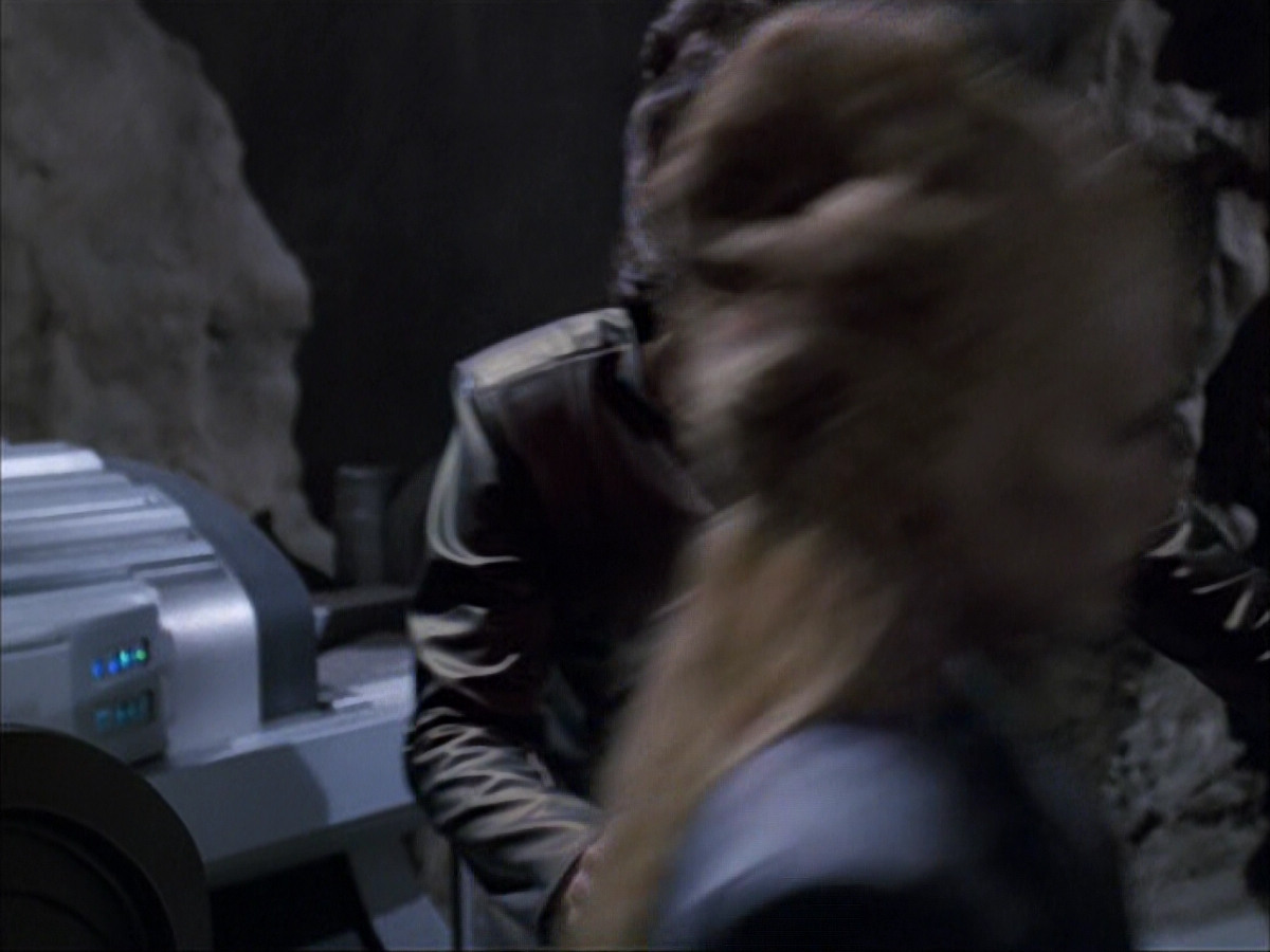 extant_StarTrek_VOY_6x07-DragonsTeeth_00086.jpg