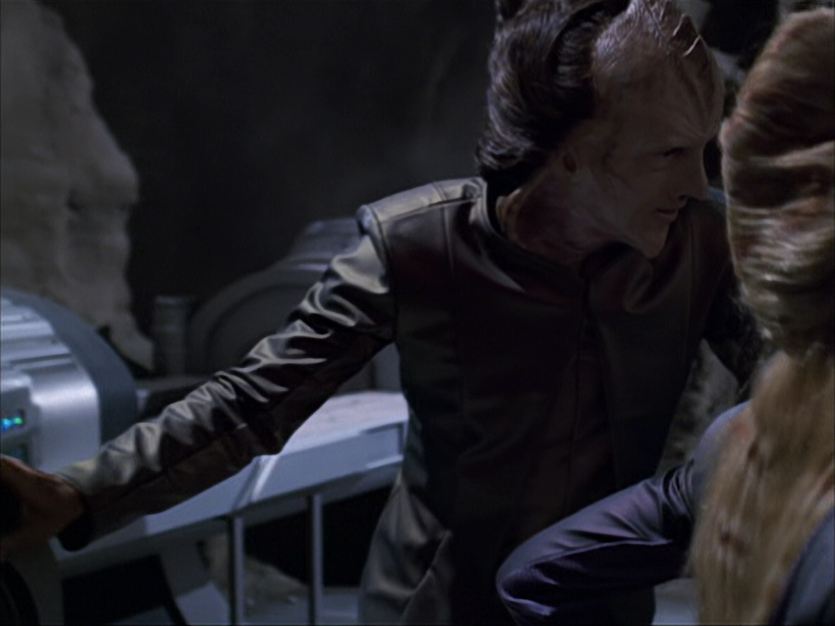 extant_StarTrek_VOY_6x07-DragonsTeeth_00087.jpg