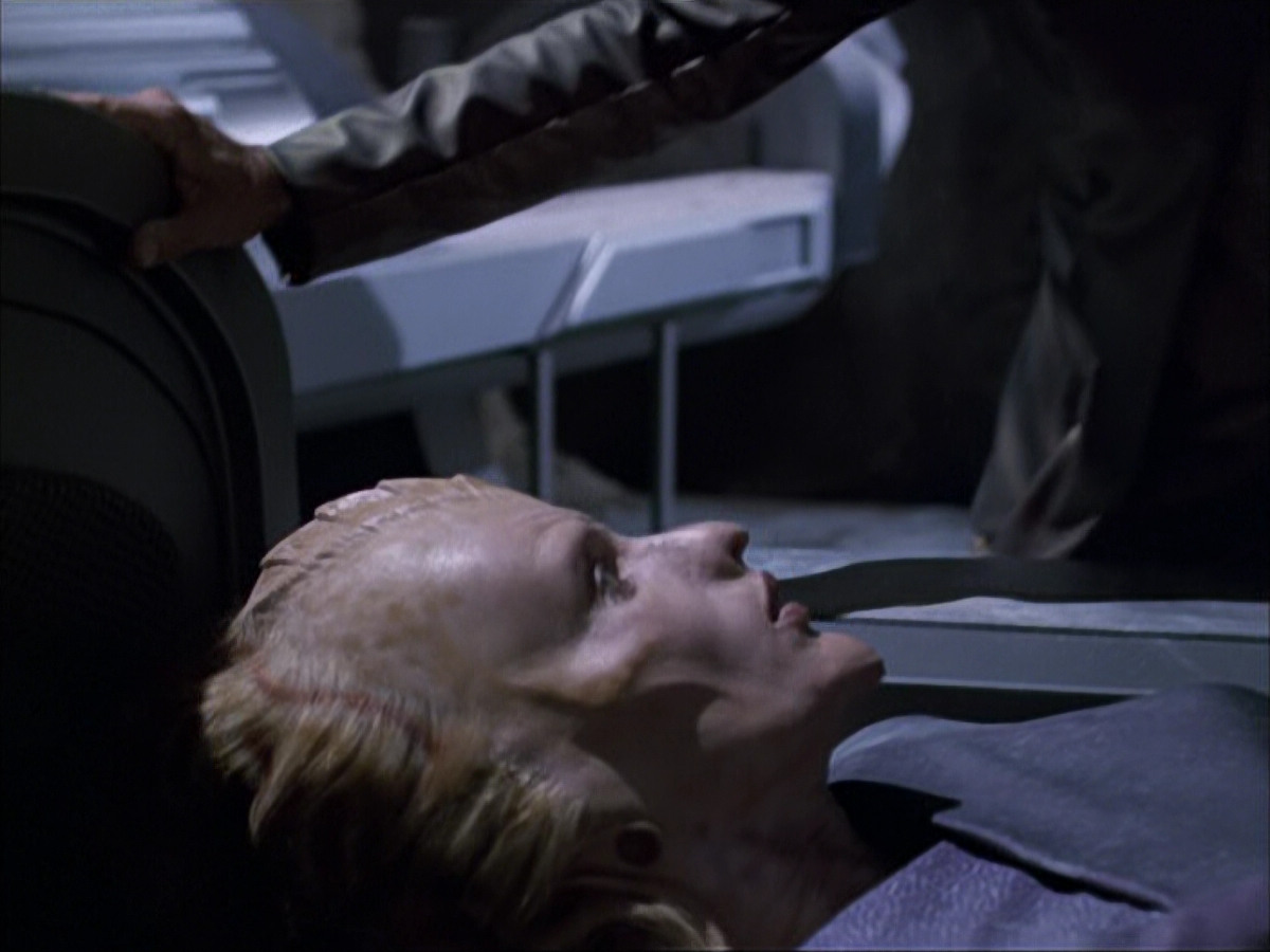 extant_StarTrek_VOY_6x07-DragonsTeeth_00090.jpg