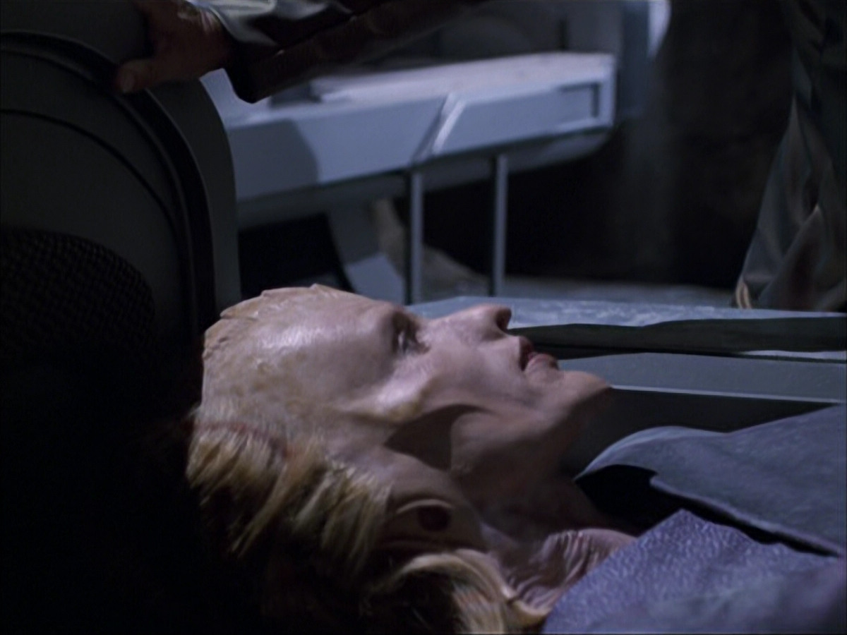 extant_StarTrek_VOY_6x07-DragonsTeeth_00091.jpg
