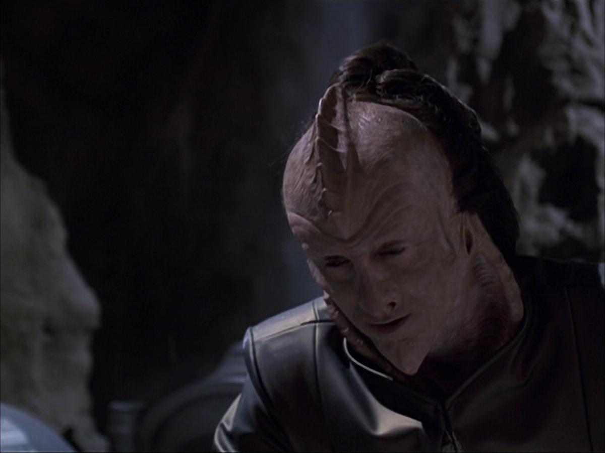 extant_StarTrek_VOY_6x07-DragonsTeeth_00094.jpg