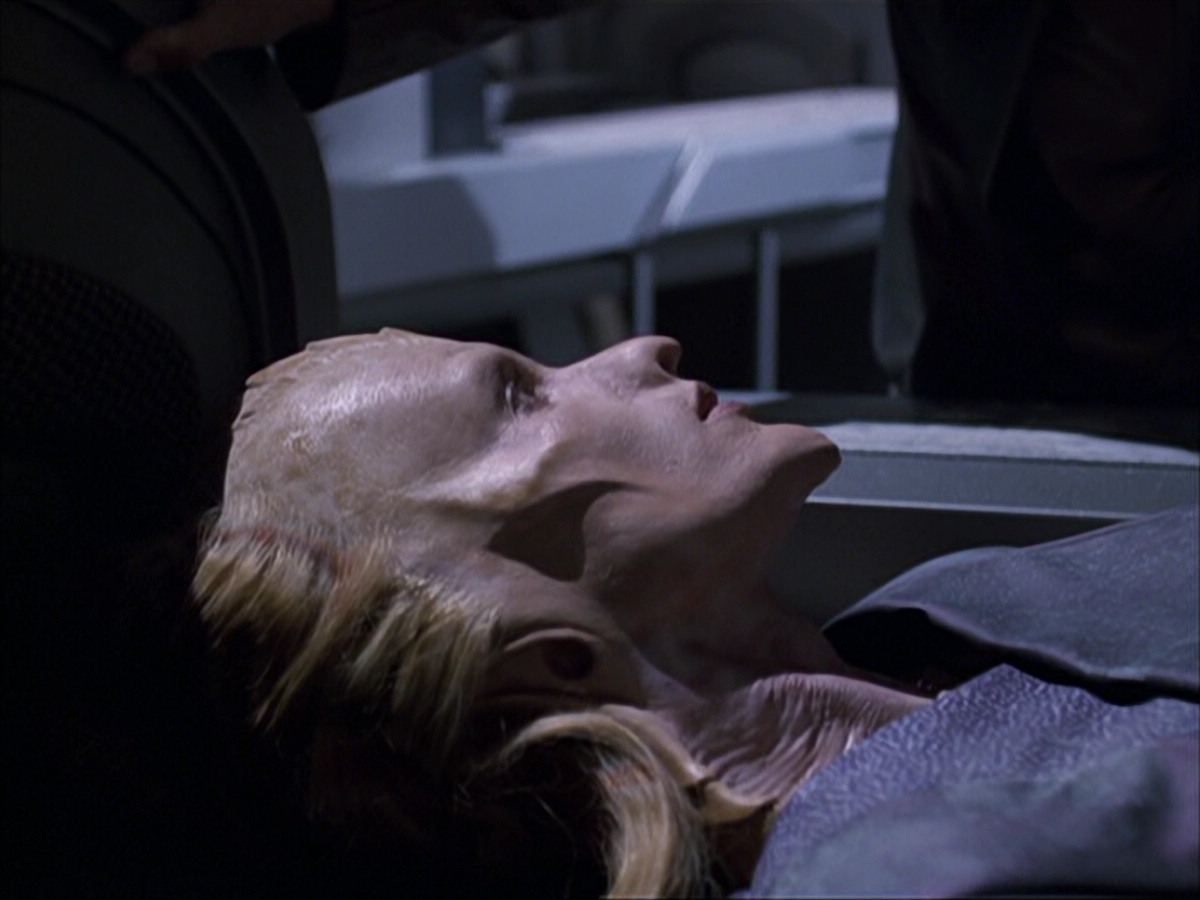 extant_StarTrek_VOY_6x07-DragonsTeeth_00096.jpg