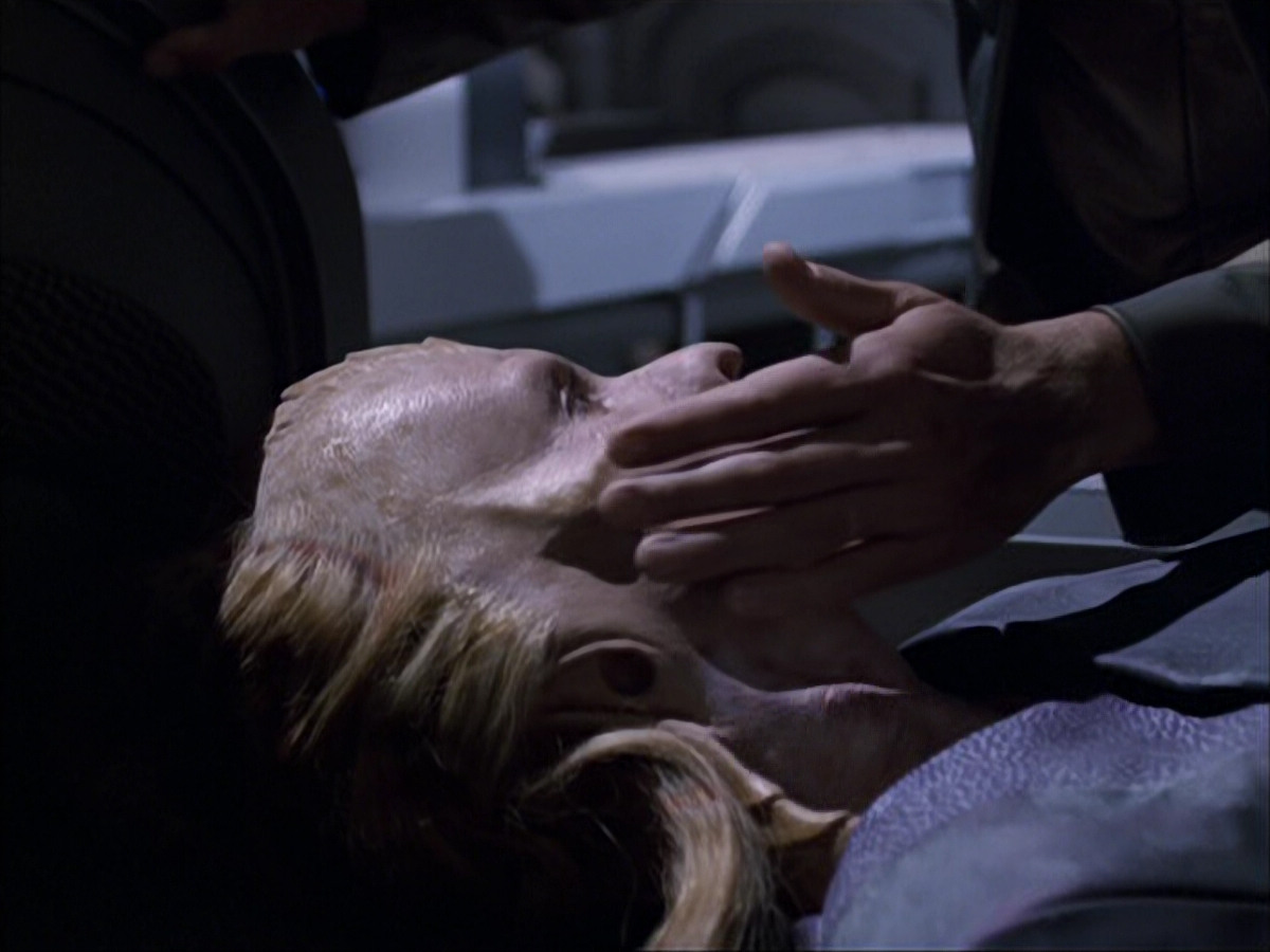 extant_StarTrek_VOY_6x07-DragonsTeeth_00097.jpg