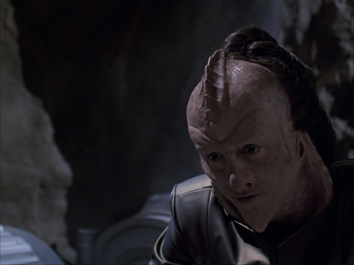 extant_StarTrek_VOY_6x07-DragonsTeeth_00099.jpg
