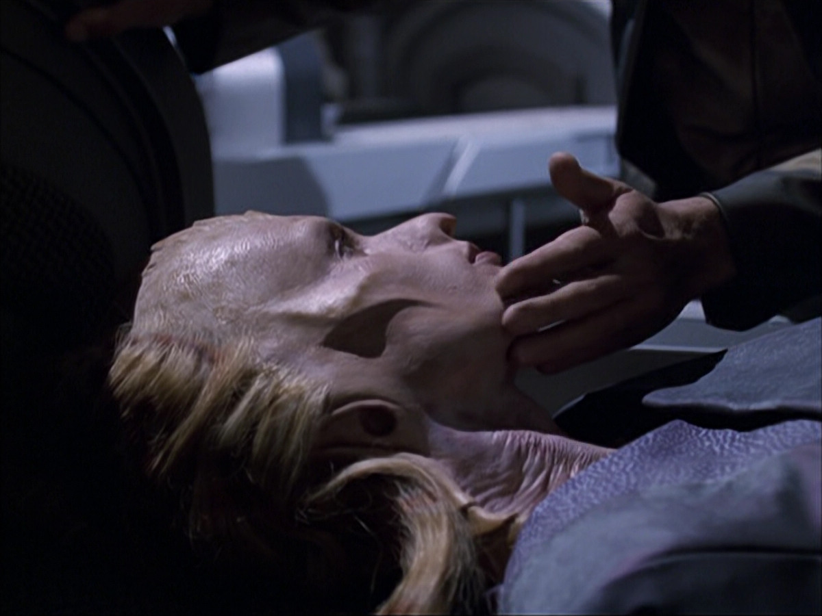 extant_StarTrek_VOY_6x07-DragonsTeeth_00101.jpg
