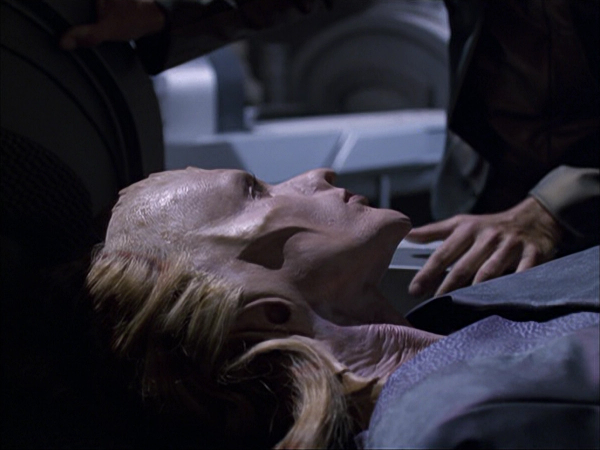 extant_StarTrek_VOY_6x07-DragonsTeeth_00102.jpg