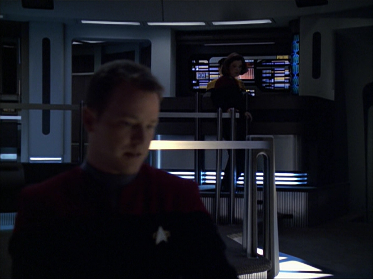 extant_StarTrek_VOY_6x07-DragonsTeeth_00288.jpg