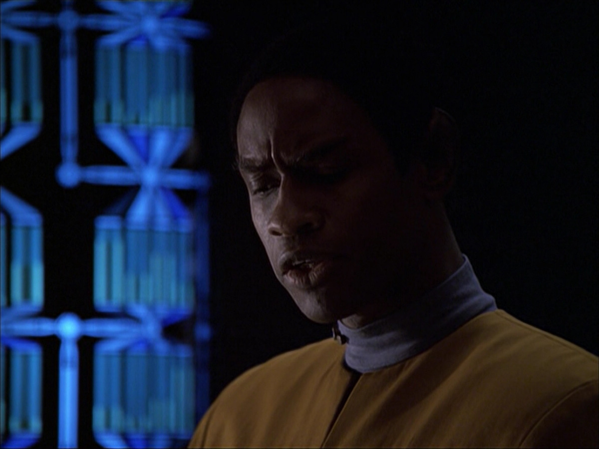extant_StarTrek_VOY_6x07-DragonsTeeth_00300.jpg