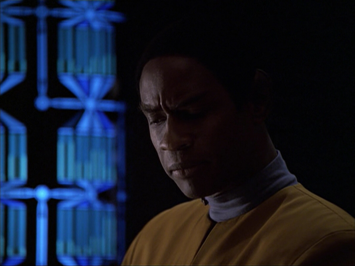 extant_StarTrek_VOY_6x07-DragonsTeeth_00302.jpg