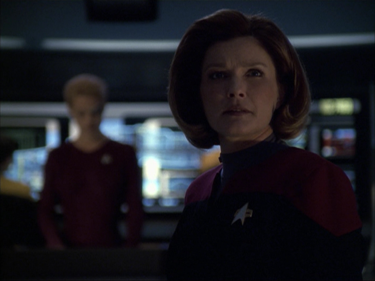 extant_StarTrek_VOY_6x07-DragonsTeeth_00303.jpg