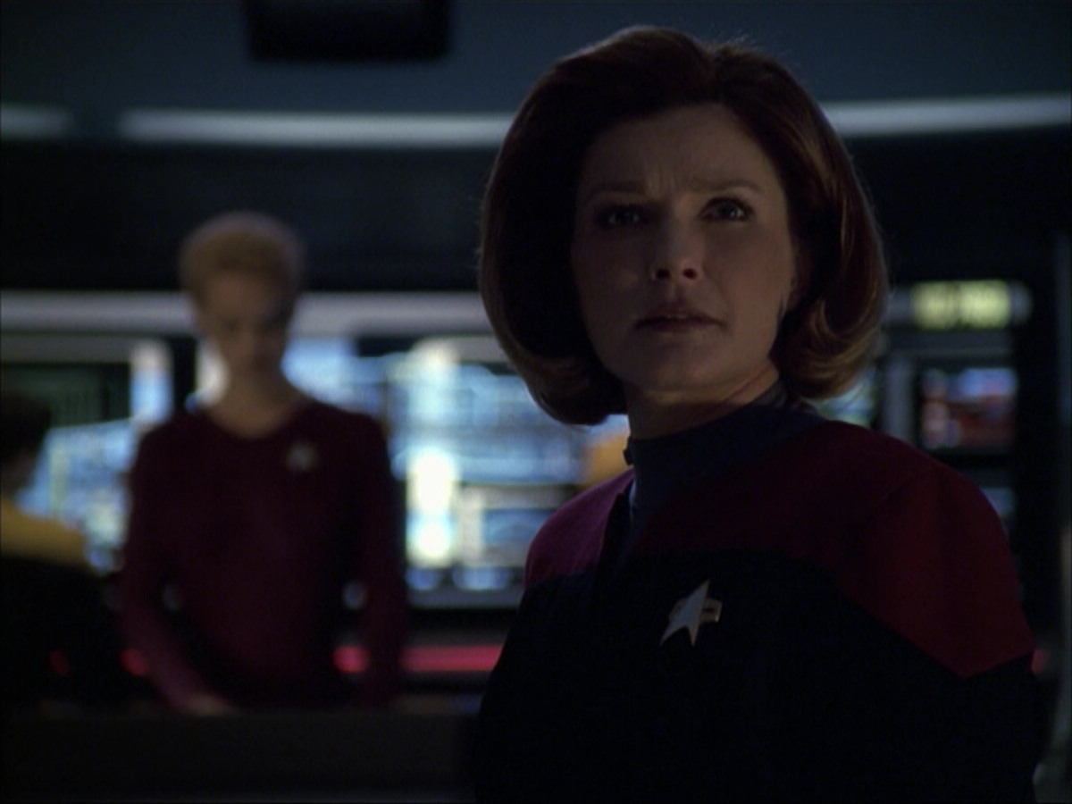 extant_StarTrek_VOY_6x07-DragonsTeeth_00304.jpg