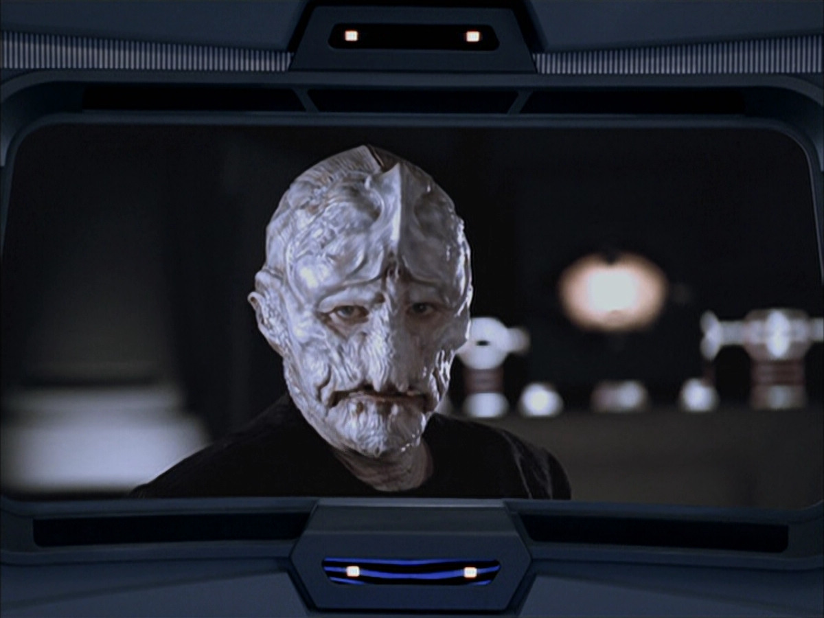 extant_StarTrek_VOY_6x07-DragonsTeeth_00353.jpg