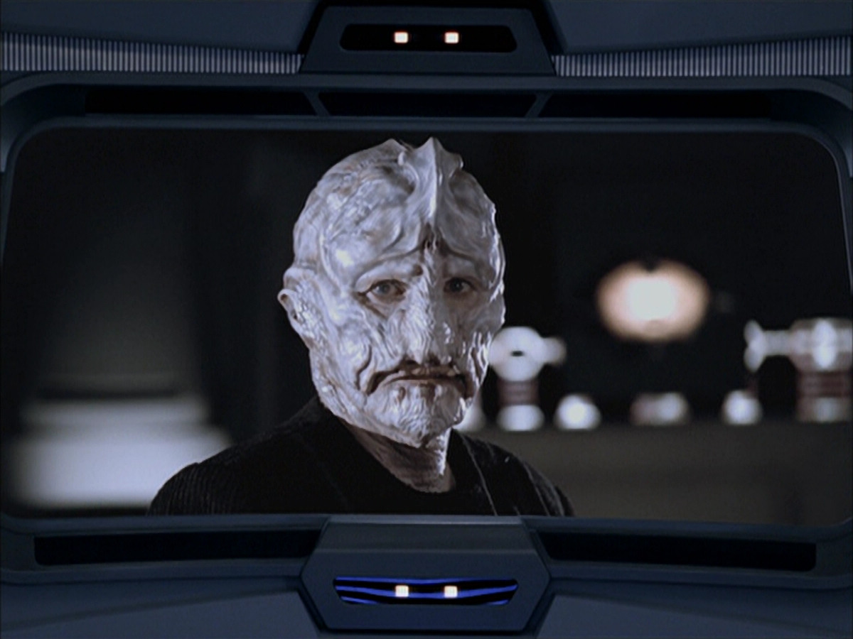 extant_StarTrek_VOY_6x07-DragonsTeeth_00359.jpg