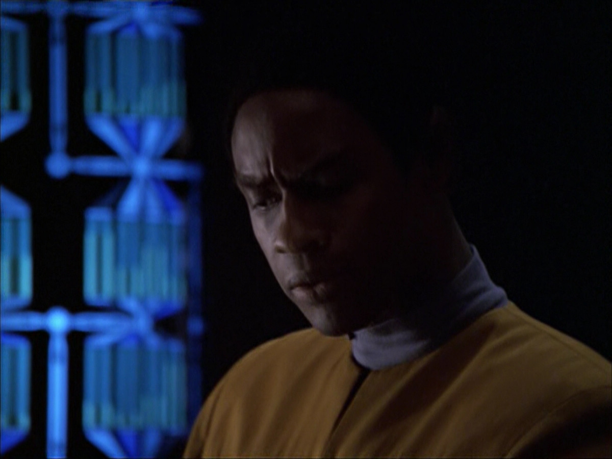 extant_StarTrek_VOY_6x07-DragonsTeeth_00374.jpg