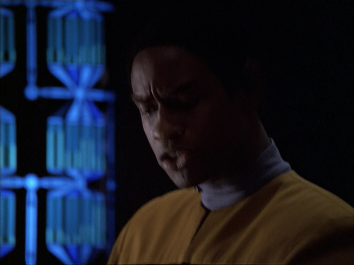 extant_StarTrek_VOY_6x07-DragonsTeeth_00375.jpg