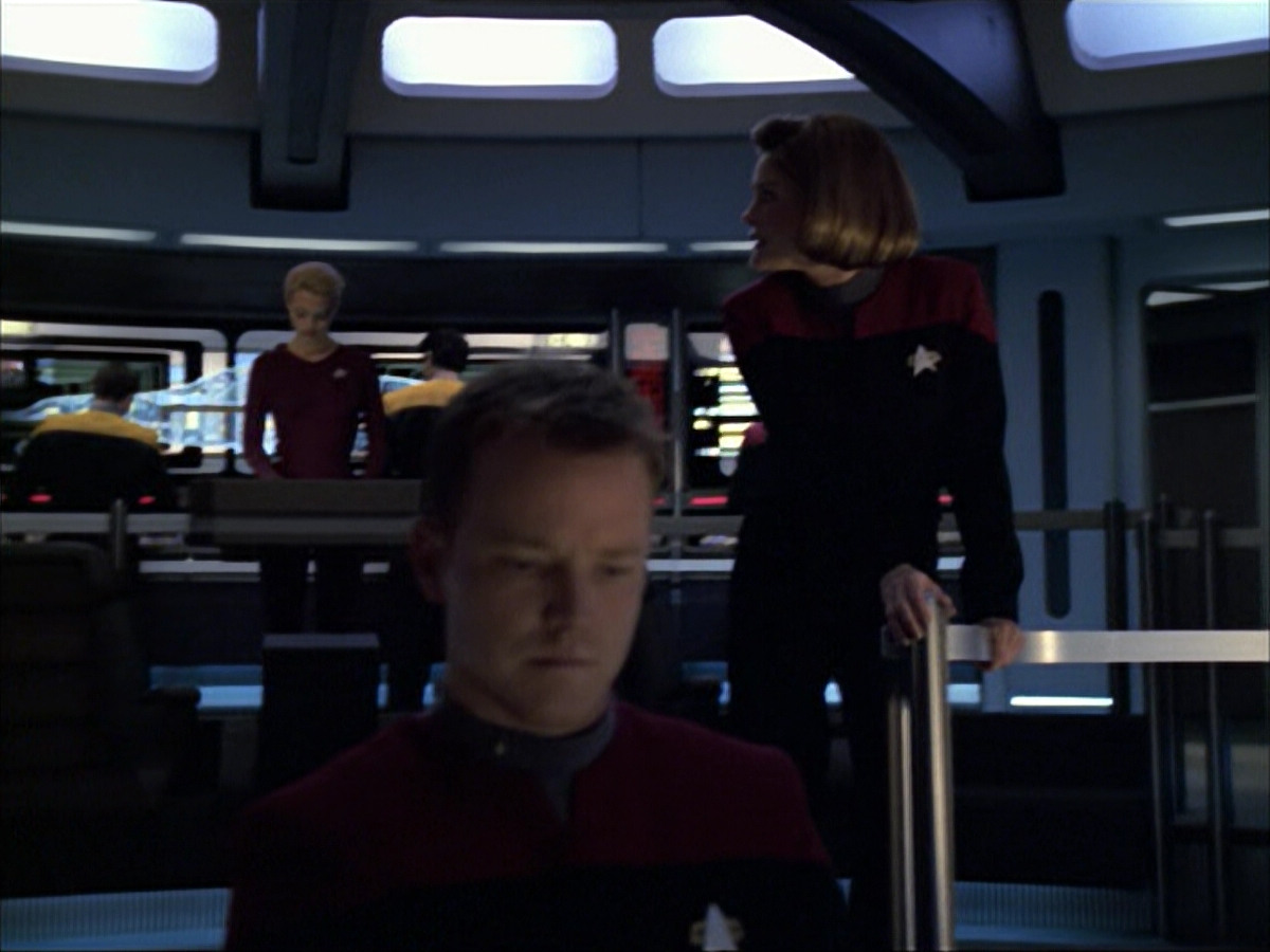 extant_StarTrek_VOY_6x07-DragonsTeeth_00376.jpg
