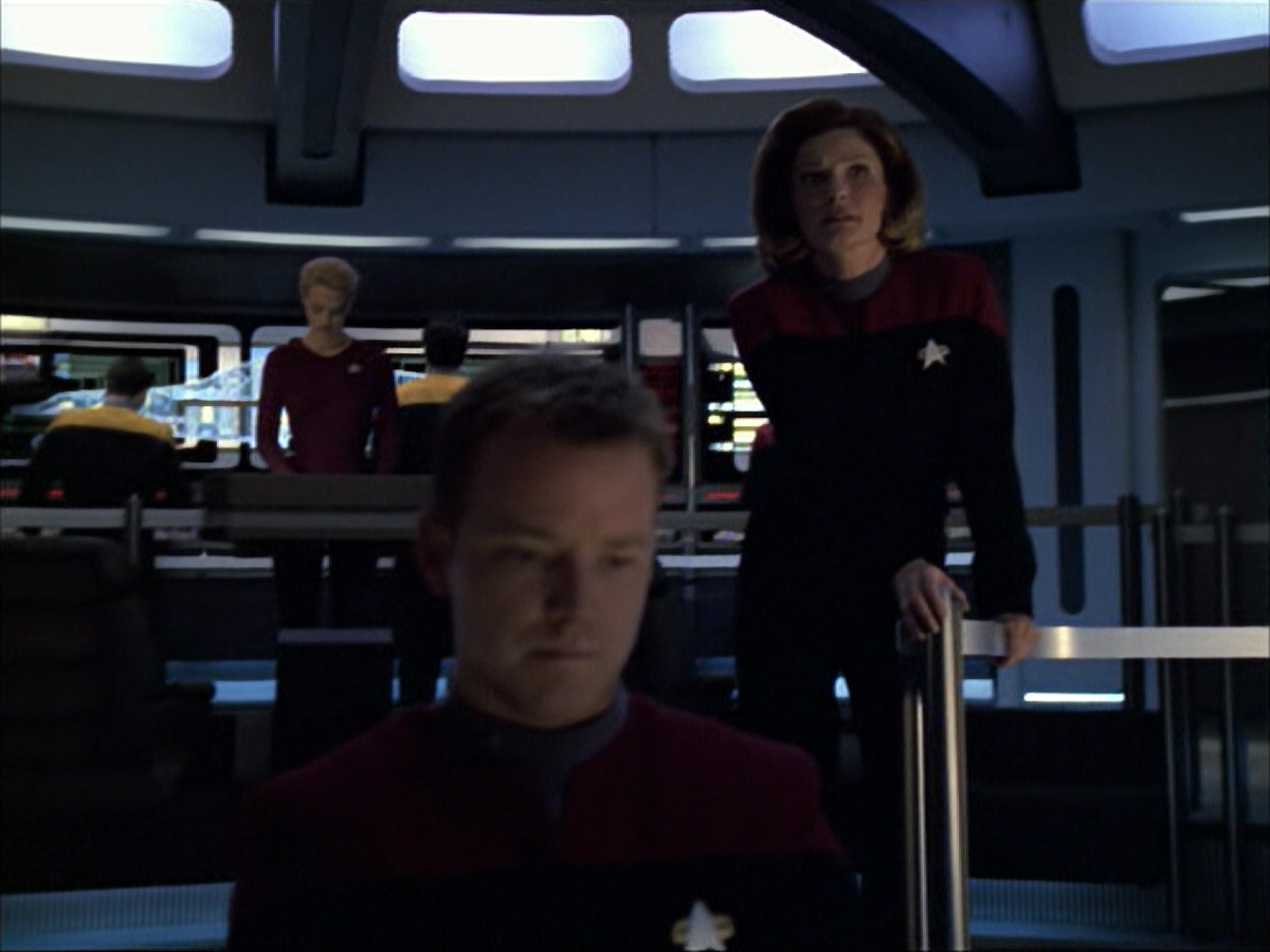 extant_StarTrek_VOY_6x07-DragonsTeeth_00377.jpg