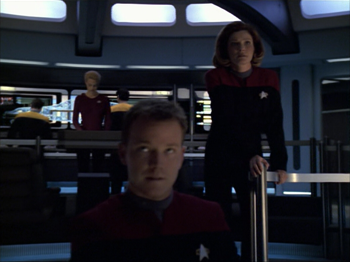 extant_StarTrek_VOY_6x07-DragonsTeeth_00380.jpg