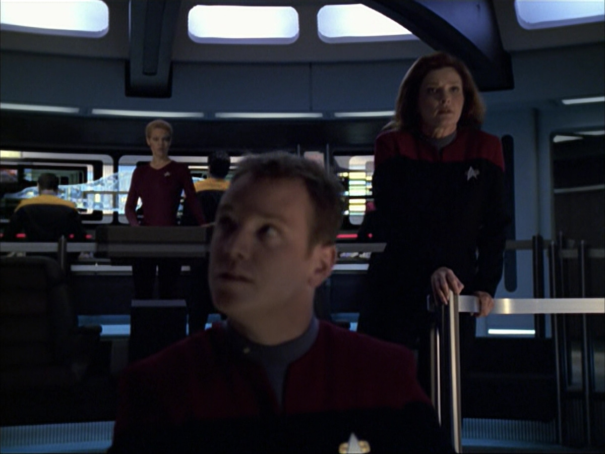 extant_StarTrek_VOY_6x07-DragonsTeeth_00382.jpg