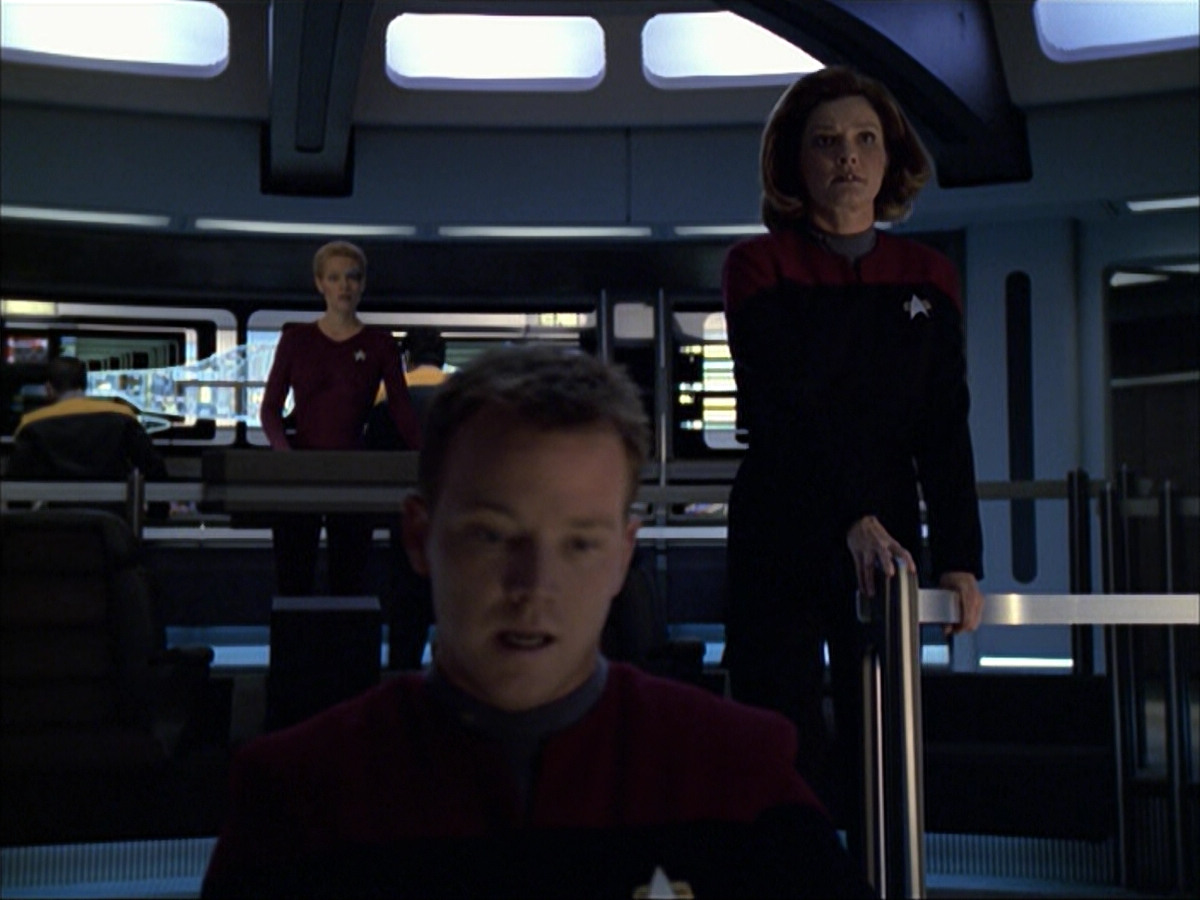 extant_StarTrek_VOY_6x07-DragonsTeeth_00383.jpg
