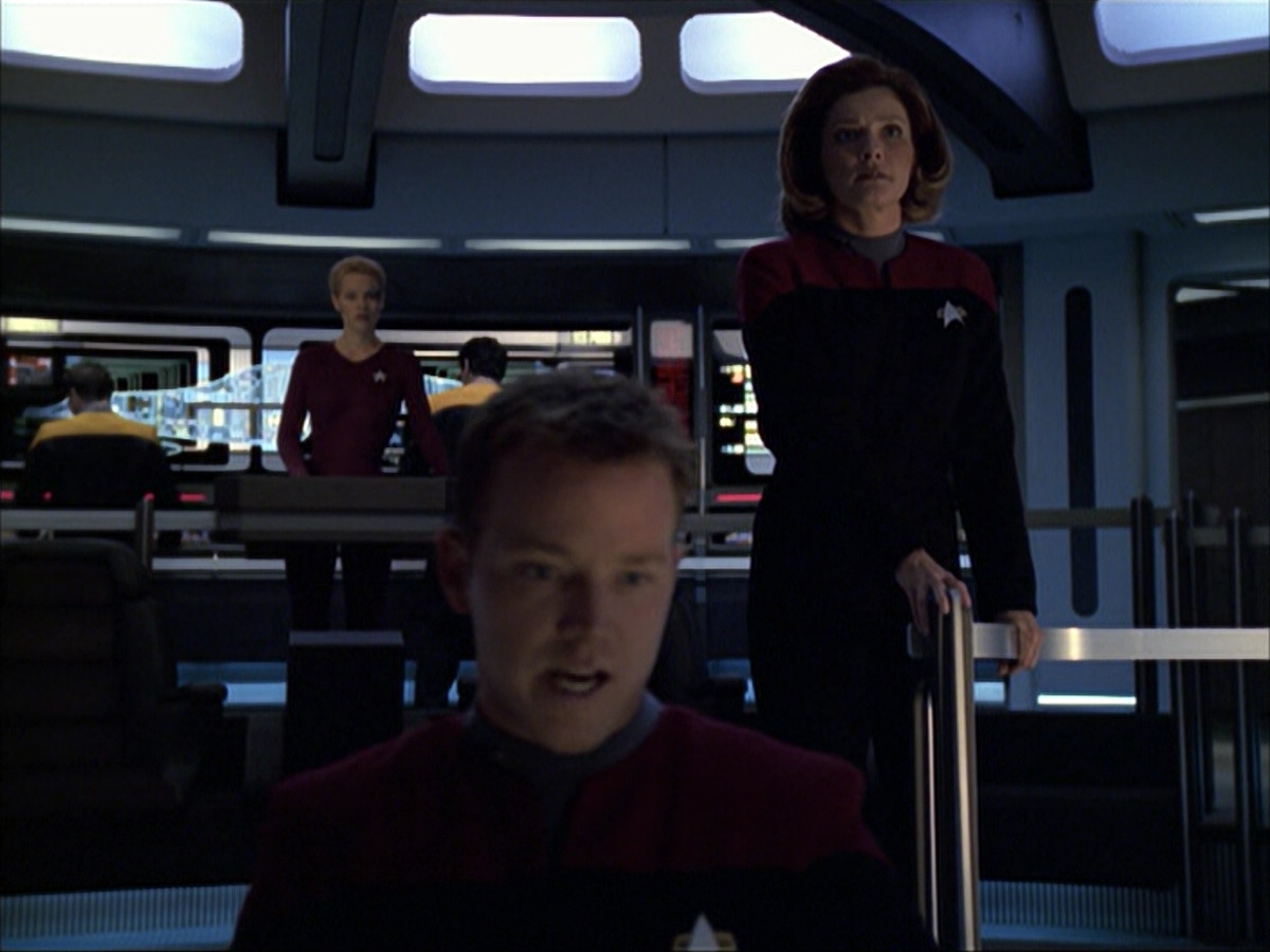 extant_StarTrek_VOY_6x07-DragonsTeeth_00384.jpg
