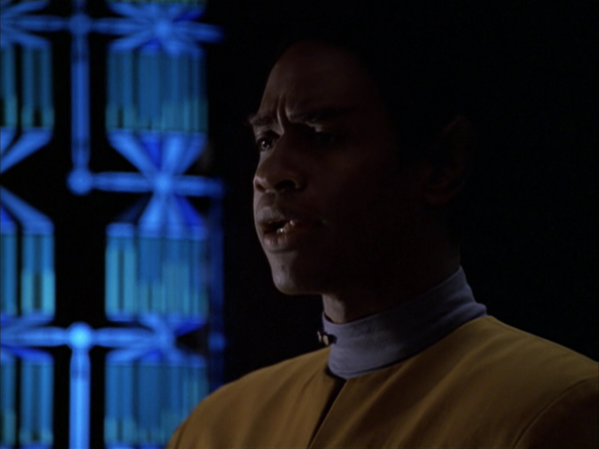 extant_StarTrek_VOY_6x07-DragonsTeeth_00388.jpg