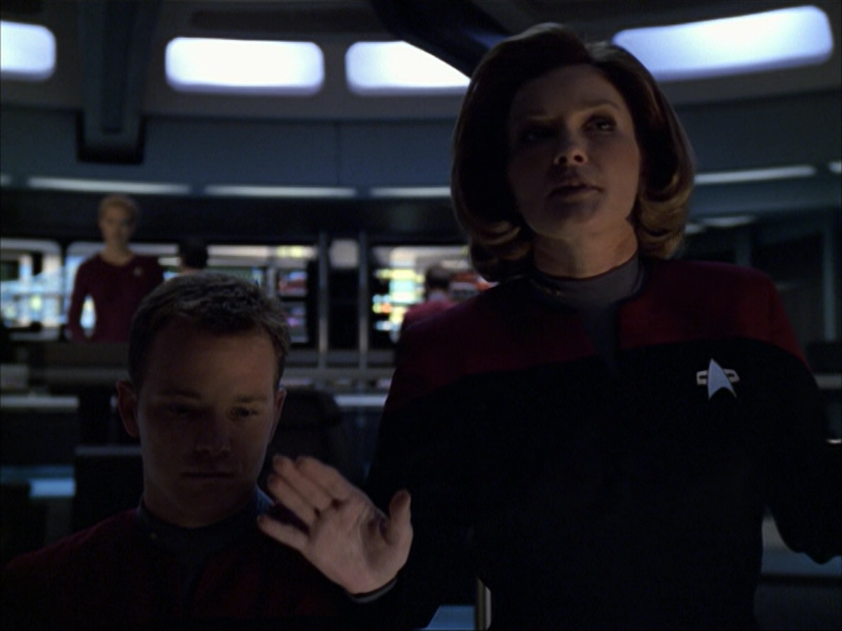 extant_StarTrek_VOY_6x07-DragonsTeeth_00428.jpg