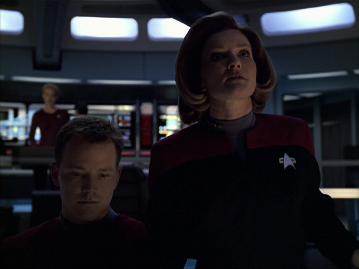 extant_StarTrek_VOY_6x07-DragonsTeeth_00429.jpg