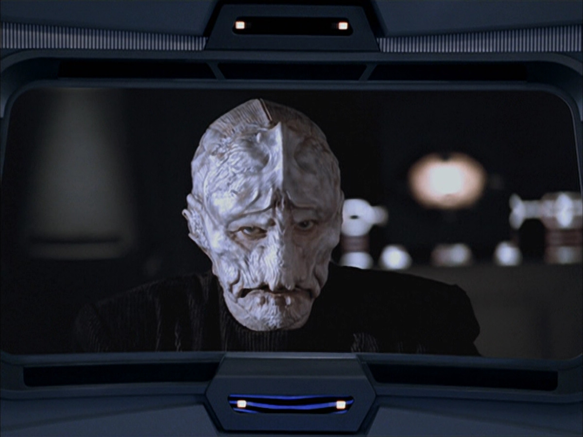 extant_StarTrek_VOY_6x07-DragonsTeeth_00435.jpg