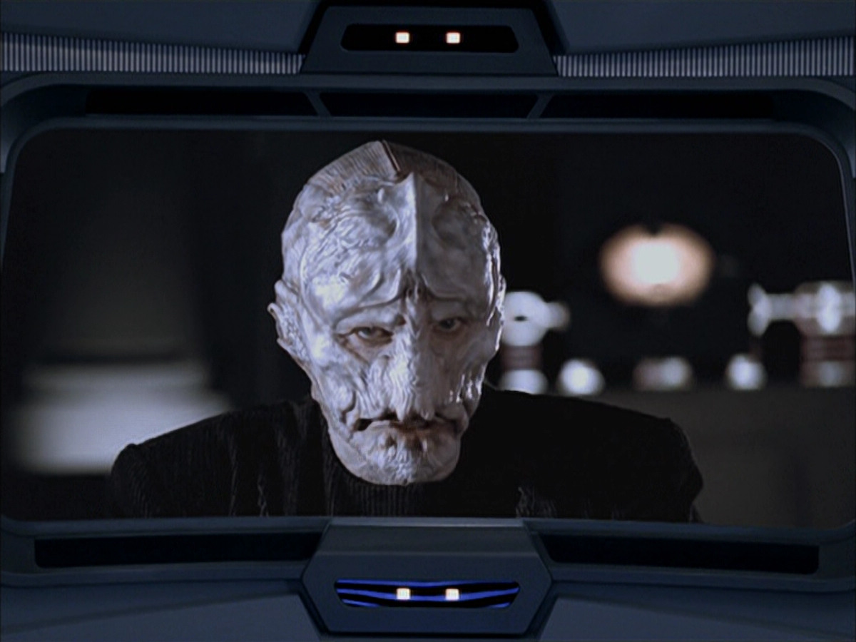 extant_StarTrek_VOY_6x07-DragonsTeeth_00436.jpg