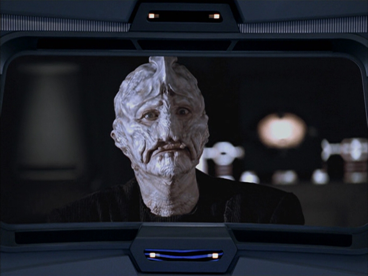 extant_StarTrek_VOY_6x07-DragonsTeeth_00443.jpg